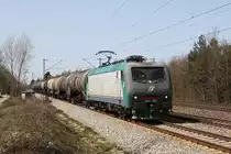 E412 012 mit einem Kesselwagenzug am 10.04.2011 zwischen Haar und Vaterstetten.