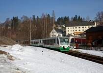 654 033 (VT33  Karlovy Vary/Karlsbad ) und ein weiterer RVT als VBG20809/81059 Zwickau/Hof - Graslitz ( - Karlsbad - Marienbad) in Klingenthal, 5.3.011. Der Haufen links im Bild ist �brigens ein  kleines  �brigbleibsel des Schnees, der aus dem Stadtgebiet weggefahren und auf dem Bahnhof gelagert wurde. Mittlerweile wieder weggetaut =)
