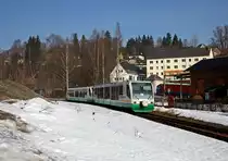 654 033 (VT33  Karlovy Vary/Karlsbad ) und ein weiterer RVT als VBG20809/81059 Zwickau/Hof - Graslitz ( - Karlsbad - Marienbad) in Klingenthal, 5.3.011. Der Haufen links im Bild ist �brigens ein  kleines  �brigbleibsel des Schnees, der aus dem Stadtgebiet weggefahren und auf dem Bahnhof gelagert wurde. Mittlerweile wieder weggetaut =)