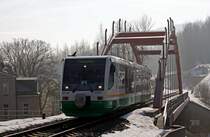 Kleines Experiment im Gegenlicht: 654 037 als VBG20812 (Falkenau - ) Graslitz - Hof in Klingenthal, 5.3.011. (Entgegen des Schildes f�hrt dieser Zug nicht nach Lengenfeld(V), sondern - ganz neu als Folge der Leistungsk�rzungen im Vogtland - nach Hof.)