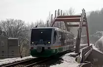 Kleines Experiment im Gegenlicht: 654 037 als VBG20812 (Falkenau - ) Graslitz - Hof in Klingenthal, 5.3.011. (Entgegen des Schildes f�hrt dieser Zug nicht nach Lengenfeld(V), sondern - ganz neu als Folge der Leistungsk�rzungen im Vogtland - nach Hof.)