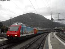 Bunt, bunter, SBB, so k�nnte man die langen EC's ab Chur derzeit beschreiben. Am 4.4.2011 steht die Re 460 036-7 ''My Switzerland III'' in Chur mit dem EC 100, der aus 3 ex-CIS Apm61, einem WRm EW4 und 7 umgebauten Bpm61 besteht.