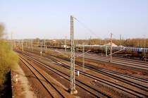 Blick von der Fu�g�ngerbr�cke auf die Strecke nach Hannover und den Rangierbahnhof  Seelze. 9.4.2011
