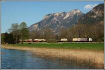 Das n�chste Highlight: 185 666  das Rote Zebra  (ist �brigens mein erstes ordentlich abgelichtetes Zebra. Sie ist unterwegs mit einem LoMo Zug gen Kufstein. (09.04.2011, Niederaudorf) 