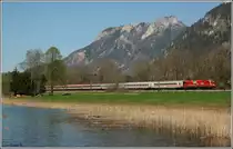 1216 017 mit einem Brenner EC -> Kufstein. Hier gerade kurz vor dem BF Oberaudorf den er ohne Halt durchfahren wird. (09.04.2011, Niederaudorf)