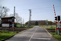 Bahn�bergang Lerchenfeldstra�e mit ehemaligem Stellwerk Anrath Ost. 10.4.2011