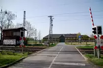 Bahn�bergang Lerchenfeldstra�e mit ehemaligem Stellwerk Anrath Ost. 10.4.2011