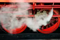 Bahnhof Wernigerode am 11.10.2010. Uns beeindrucken die roten R�der mit den dampfenden Ventilen von 99 7241-5. Wir freuen uns auf die Abfahrt. 