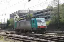 Die Cobra 2833 rangiert in Aachen-West bei Sonne.
10.4.2011