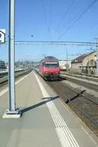 Hier f�hrt eine Re460 mit ihrem IR nach Z�rich am 9.4. in Burgdorf ein.