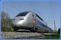Da kommt er angesaust der TGV 4412 aus Z�rich. Aufnahme zwischen Aarau und Olten am 10.4.2011 bei idealem Wetter.