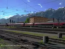 railjet 567 Bregenz - Wien West durchmi�t eilenden Schrittes Hall. Im Hintergrund die Nordkette vom Hechenberg bis zum Kamm, der das Halltal s�dlich begrenzt, davor noch die Rumerspitze. Mitten im Gleisfeld des Haller Bahnhofs eine 2068, die im Rahmen des Fortgangs der Ereignisse bzw. im Gefolge desjenigen des hier dargestellten fl�chtigen Gastes im Rangieren fortfahren wird, dieses gemeinsam mit ihrer Schwester (siehe folgende Bilder). Mitte April 2011 kHds
