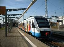  Der Blumenmann ist unterwegs!  Am 11.04.2011 war VT 648 der Ostseelandverkehr GmbH auf der Strecke Rostock-G�strow unterwegs. Sonst ist dieser TW im Raum Schwerin unterwegs. Hier bei der Ausfahrt in Rostock Hbf