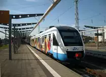  Der Blumenmann ist unterwegs!  Am 11.04.2011 war VT 648 der Ostseelandverkehr GmbH auf der Strecke Rostock-G�strow unterwegs. Sonst ist dieser TW im Raum Schwerin unterwegs. Hier bei der Ausfahrt in Rostock Hbf