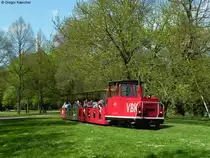 09.04.2011, Schlossgartenbahn Karlsruhe. Die Diesellok VBK 60 mit Ihrem Zug, hier kurz vor dem See.