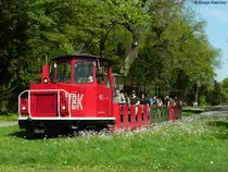 09.04.2011, Schlossgartenbahn Karlsruhe. Die Diesellok VBK 60 mit ihrem Zug, hier im �stlichen Schlossgarten unweit der Uni Karlsruhe.