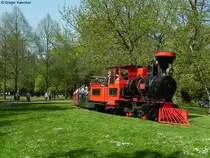 10.04.2011, Schlossgartenbahn Karlsruhe. Die Dampflok 21 Greif mit ihrem Zug, hier kurz vor dem See.