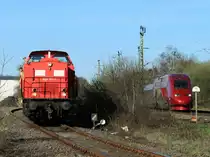 203 117-7 von BBL wartet am 02.04.2011 mit einem Bauzug in Stolberg, auf der Hauptstrecke rechts (Kbs 480) h�mmert ein Thalys von Aachen kommend Richtung K�ln vorbei.