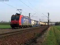 25.03.2011: Die 482 002-3 mit einem Containerzug Richtung S�den. Aufgenommen bei Graben-Neudorf.