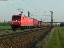 25.03.2011: Die 185 040-3 mit einem Containerzug Richtung S�den bei Graben-Neudorf.