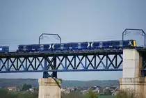 Triebwagen Desiro Class 380/0 von ScotRail wird durch Belgien in einem G�terzug geschleppt (hier �ber die Moresneter Br�cke am 15. April 2011).