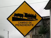 Ein Hinweisschild, wahrscheinlich f�r den Lokf�hrer, dass sich an der einzigen aktiven Bahnstrecke Ecuadors zwischen Alaus� und Sibambe zur Teufelsnase die Steigung �ndern wird. (Alaus�, 13.02.2011)