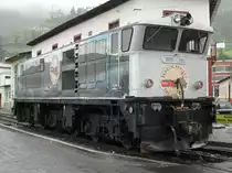 Eine GEC-Alsthom AD24 steht am 13.02.2011 in Alaus�, Ecuador beim Tanken durch einen Kleinlastwagen zwischen ihren Touristenfahrten zur Teufelsnase.
