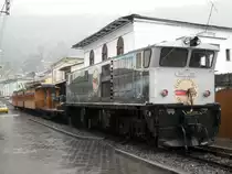 Der gesamte Touristenzug von Alaus� nach Sibambe zur Teufelsnase, bestehend aus drei Holzpassagierwagen, einem Flachwagen und der GEC-Alsthom AD24 am 13.02.2011 in Alaus�, Ecuador.