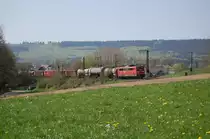 Eine unerkannt gebliebene 151 f�hrt mit ihrem sehr kurz geratenem Gemischtawarenladen in den Bbf Himmighausen ein, 20.04.2011.