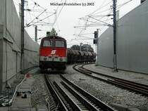 2143 010 mit einem Bauzug bei der Ausfahrt Rennweg, am 15-10-2002