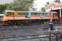 Auch die GEK 4038 (Co'Co', de, General Electric, Bj.1963, Fab.Nr. 34887) fällt den Designern zum Opfer und wird mit 45 Jahren (und 2 Jahre vor der geplanten Ausserdienststellung) noch aufwendig lackiert; Depot Thon Buri am 13.März 2011.

