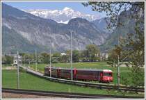 Zwischen Igis und Zizers legt sich die S1 1521 in die Kurve. Im Hintergrund leuchtet die Schesaplana 2964m. (20.04.2011)