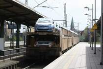 G�terwagen mit Autos beladen am 13.04.2011 in Lehrte.