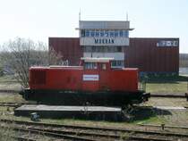 Vor dem Breitspurstellwerk in Mukran stand am 21.April 2011:347 096.Die Lok tr�gt jetzt neu den Namen des neuen Betreibers der Hafenbahn im Breitspurteil an der Seite.Nach DB-Schenker Rail betreibt jetzt das neu gegr�ndete Unternehmen  Baltic Port Rail Mukran  den Breitspurteil.
