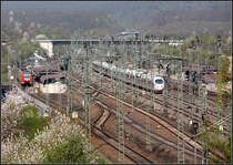 Mastenwald - 

Das Bild hatte ich scho nmal hochgeladen, da jetzt aber auch größere Bilder möglich sind also nochmal. Die Fronten der Züge sind grade so in einer Lücke zwischen den Masten. 

Bahnhof Vaihingen Enz am 12.04.2009 (M)
