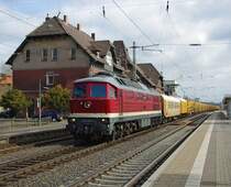 Ganz sch�n hartn�ckig verfolgt mich in letzter Zeit die 232 550-4. Ist schon manchmal kurios. Erst sieht man eine bestimmte Lok gar nicht und dann fast t�glich. Hier bei der Durchfahrt mit Bauzug in Richtung S�den durch Eichenberg. Aufgenommen am 01.04.2011.