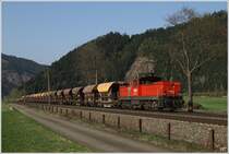 1063 021 f�hr mit einem Schotterzug von Preg nach Fensch-StLorenzen.
St Lorenzen 19.4.2011
