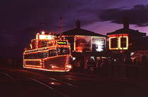 Blackpool Tw 736  Frigate  nimmt an der Haltestelle North Pier Fahrg�ste f�r die Tour zur in der Sommersaison allabendlich stattfindende Illumination auf, 07.09.2010.  
