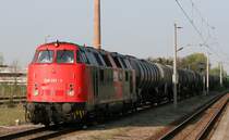228 757-1 der Erfurter Bahnservice GmbH mit Kesselwagenzug am 21.04.2011 in Rathenow