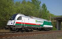 183 701, die Zuglok des  Train of Ideas  war heute am 22.04.2011 als Tfzf unterwegs von Hamburg nach W�rzburg. Die dazugeh�rigen Container gehen gerade auf die Reise nach Kopenhagen, offensichtlich ohne die Werbetr�ger-Lok. Welche Aufgaben sie bis dahin bew�ltigt bliebt vorerst ungewiss. Das Bild entstand bei J�hnde.