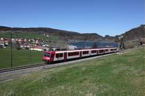 Regionalzug unterwegs im Vall�e de Joux bei Charbonni�res am 9. April 2011. Im Hintergrund ist der Lac Brenet zu sehen.