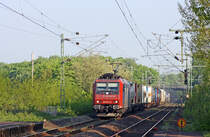 482 012-2 mit einem G�terzug Richtung Koblenz bei der Durchfahrt in Bonn-Oberkassel, 21.4.11