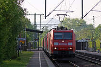 185 167-4 mit einem Lokzug aus 151 097, 155 081, 185 192, 185 304, 151 099, 185 173, 185 158 und 186 513 auf dem Weg Richtung K�ln bei der Durchfahrt in Bonn-Oberkassel, 21.4.11