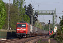 145 054-3 mit einem G�terzug Richtung Koblenz bei der Durchfahrt in K�nigswinter, 21.4.11