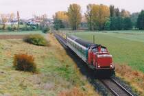 Bild 3 von 3 von der B470-Br�cke westlich von Bad Windsheim: Blick nach S�dosten auf 212 272 mit zwei modernisierten Silberlingen am 17.10.00. 