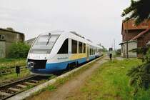 VT 702 damals noch Ohne Werbung und zur Mecklenburgbahn geh�rt ( OLA) im Endbahnhof von Rehna im Jahr 2004