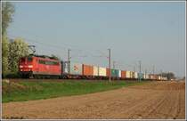 151 150 mit Containerzug von Landshut nach Regensburg Ost am 19.04.2011 in K�fering. 