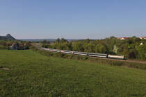 Am Karfreitag 2011 bespannte 181 211  Lorraine  unteranderem IC 281 (Stuttgart Hbf - Z�rich HB). Beim Hohentwiel in Singen konnte ich das Gespann bildlich festhalten. (22.April 2011)