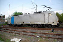 Kaldenkirchen am Karfeitag, die 186 101-2 verl�sst aus dem ehemaligen G�terzuggleis den Bahnhof in Richtung Venlo. Sie musste erst 151 167-4 und den ET 7.07 der Eurobahn passieren lassen. Am Hacken hat sie einen Containerganzzug von EWALS Cargo. Damit ich die Abfahrt nicht verpassen sollte, hat mich der Tf erst mal angehupt, bevor er den Fahrregler auf fahrt stellte! Danke daf�r. 22.4.2011