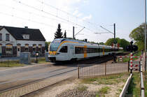Hier kommt der ET 7.03 vom Bahnhof Venlo in Richtung Kaldenkirchen gefahren und quert den Bahn�bergang Bevrijdingsweg am Freitag den 22.April 2011.